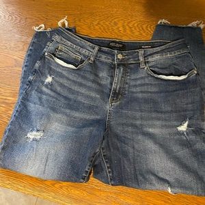 NWOT Judy Blue Relaxed fit distressed cropped denim